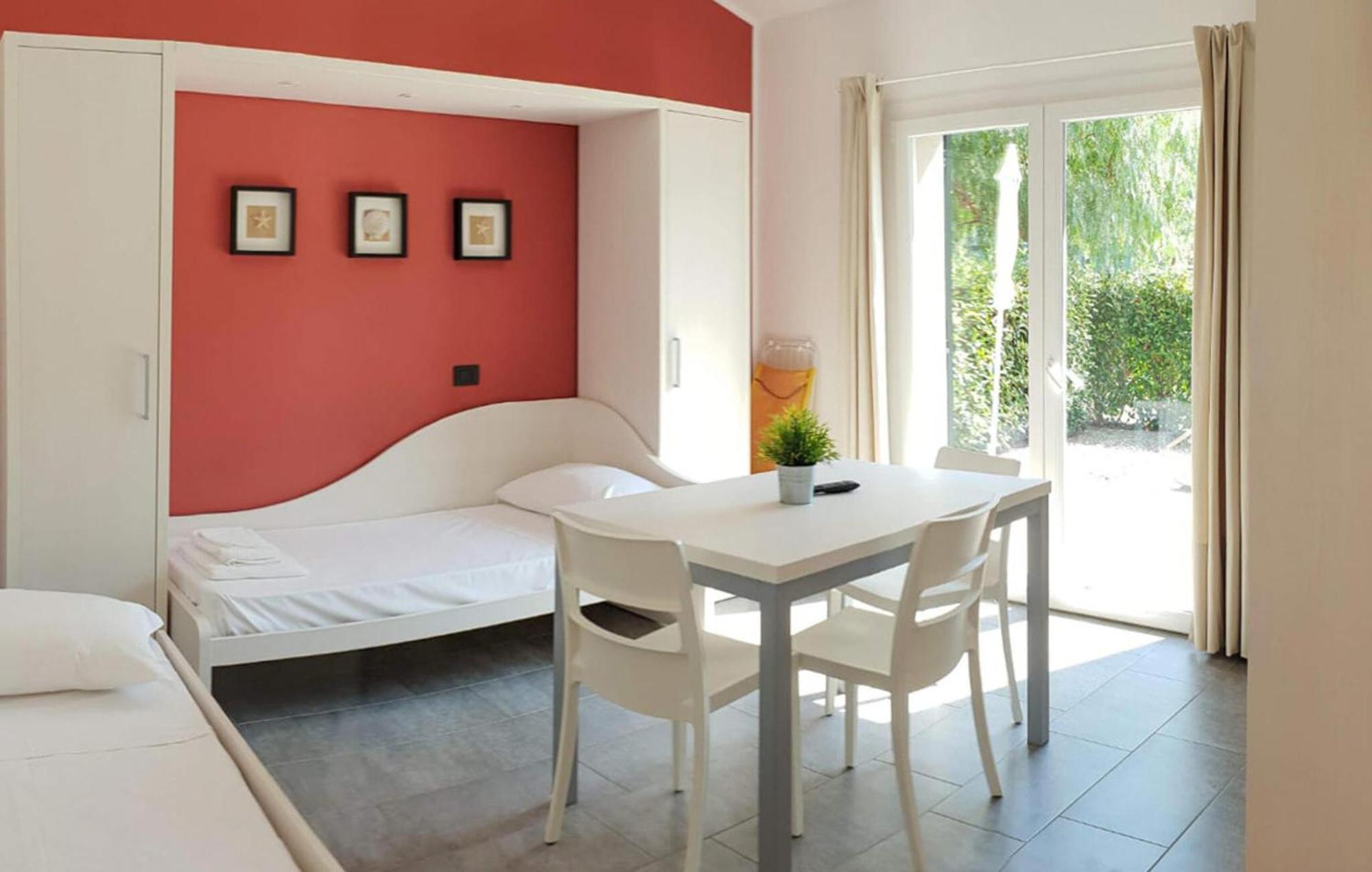 1 Bedroom Beautiful In Holiday home *